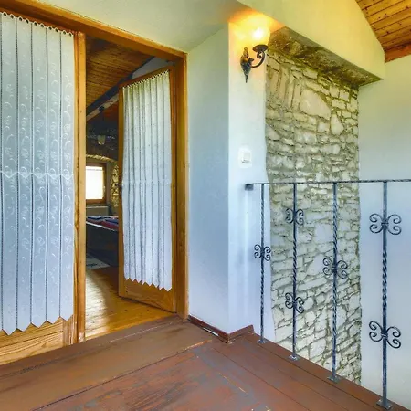 2 Bedroom Stunning In Casa vacanze Kaštel