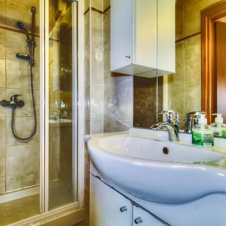 Dom wakacyjny 2 Bedroom Stunning In Kaštel
